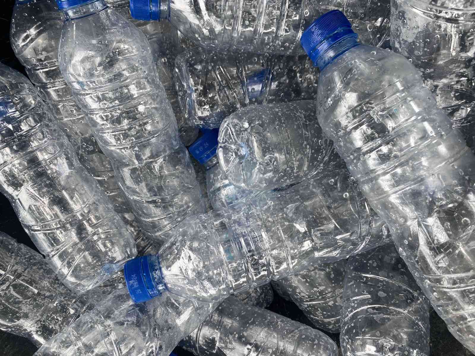 Dibeli botol bekas air minum (PET) dari berbagai merek